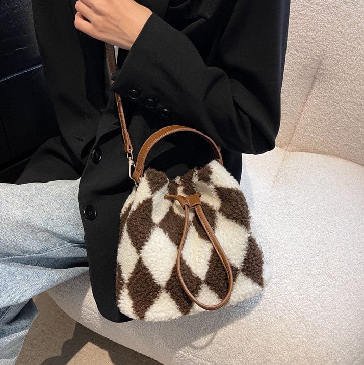 Fluffy Diamond Pattern Bucket Bag - Image 4