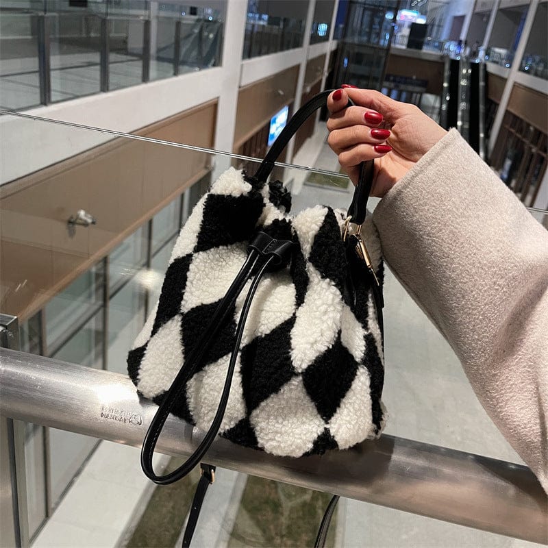 Fluffy Diamond Pattern Bucket Bag - Image 7