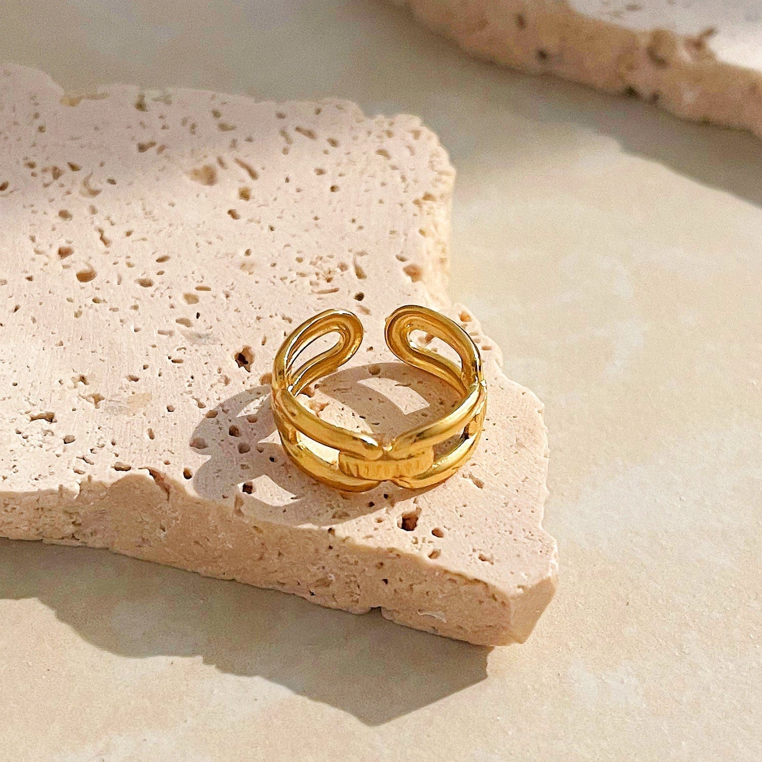 Gold Interlocked Links Ring - Image 3