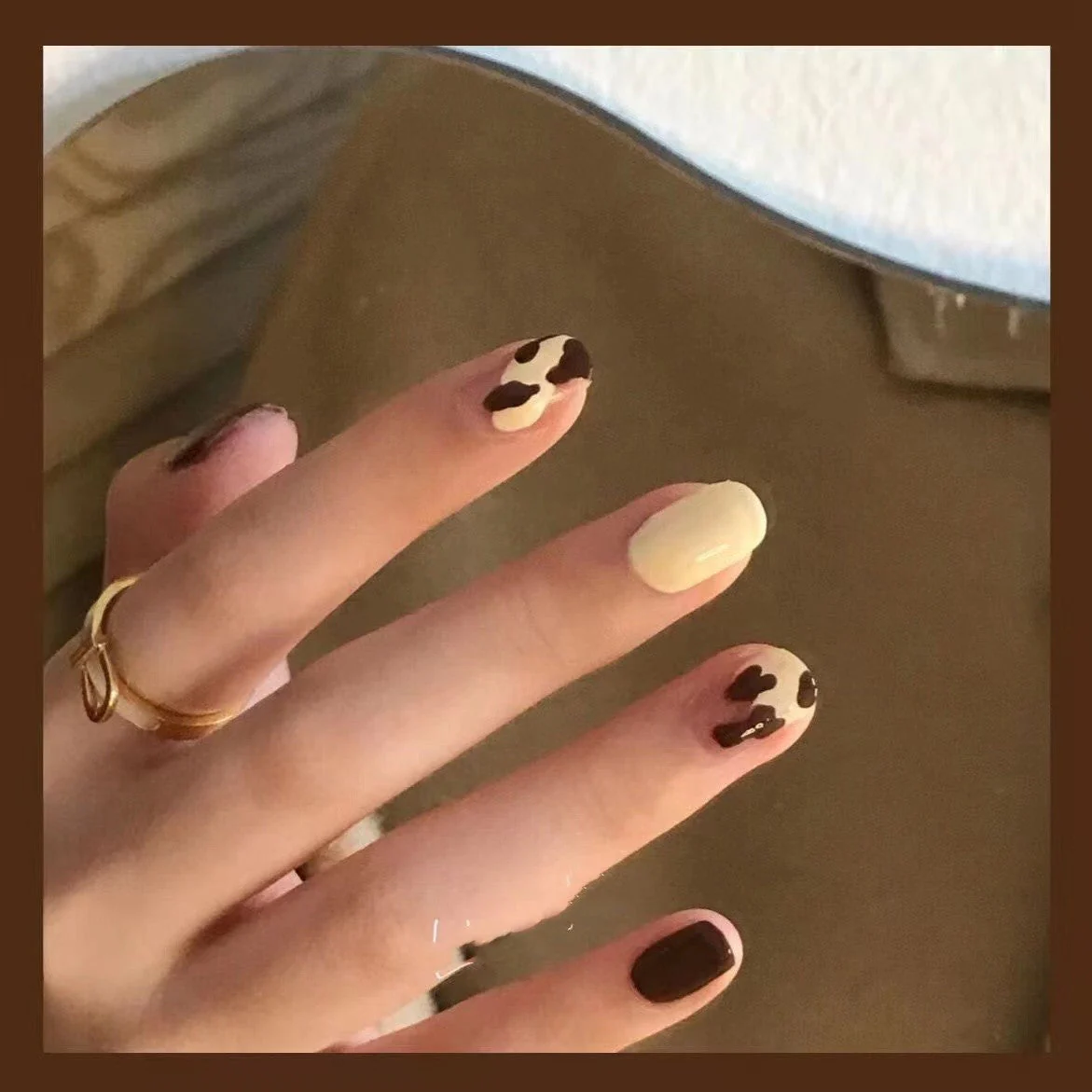 Hand-worn Nail Art Cream And Brown Contrast - Image 2