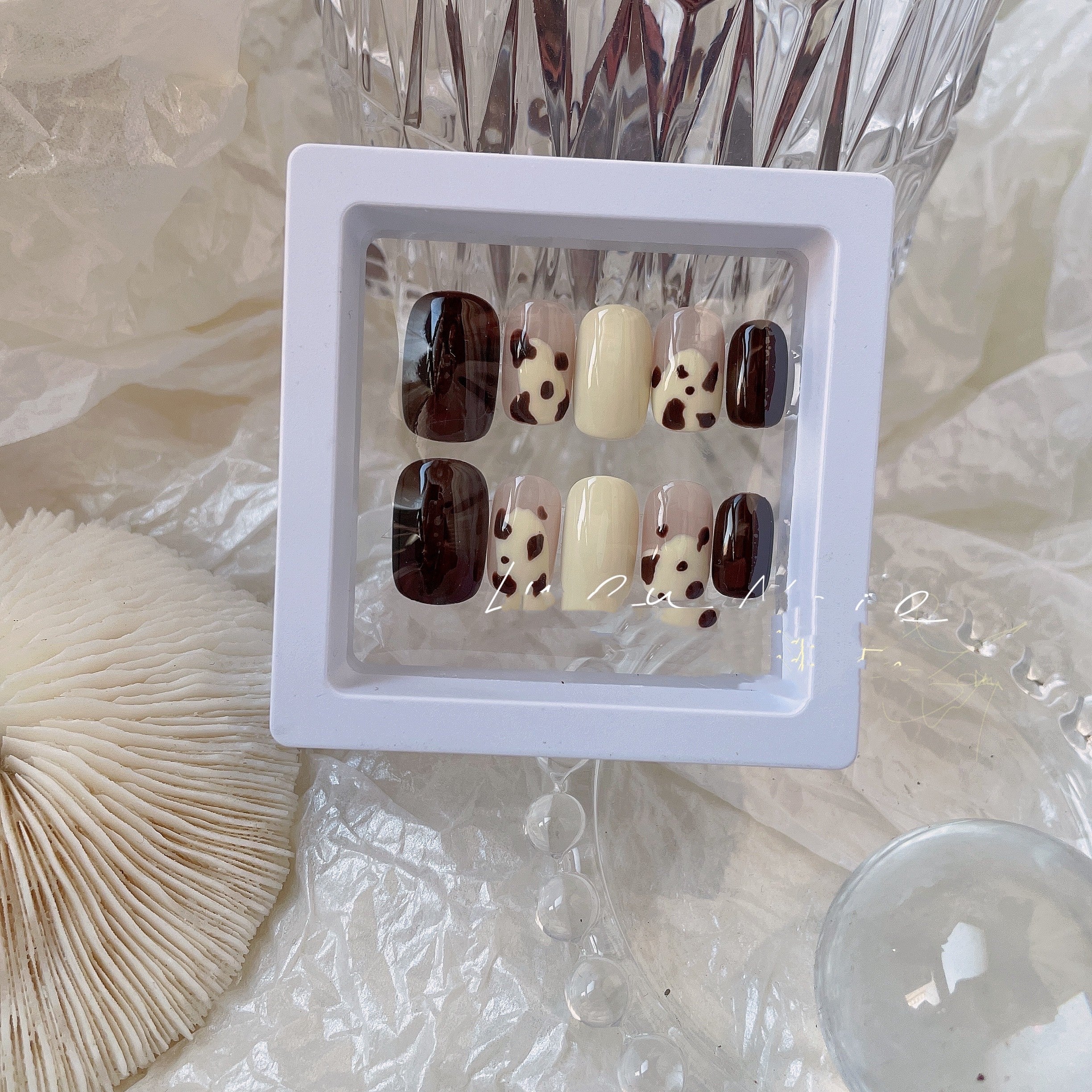 Hand-worn Nail Art Cream And Brown Contrast - Image 3