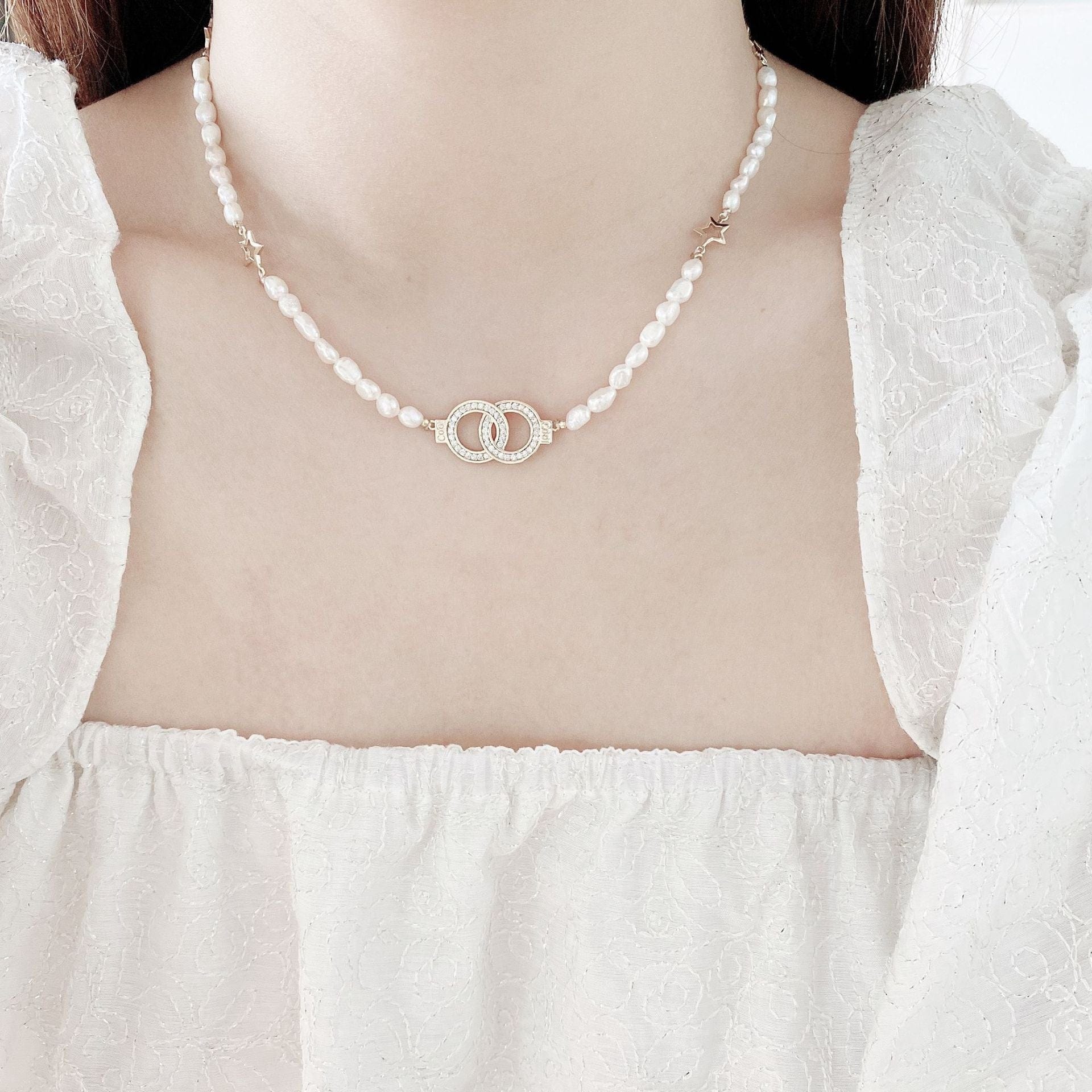 Interlocked Circles Pearl Beaded Necklace - Image 3