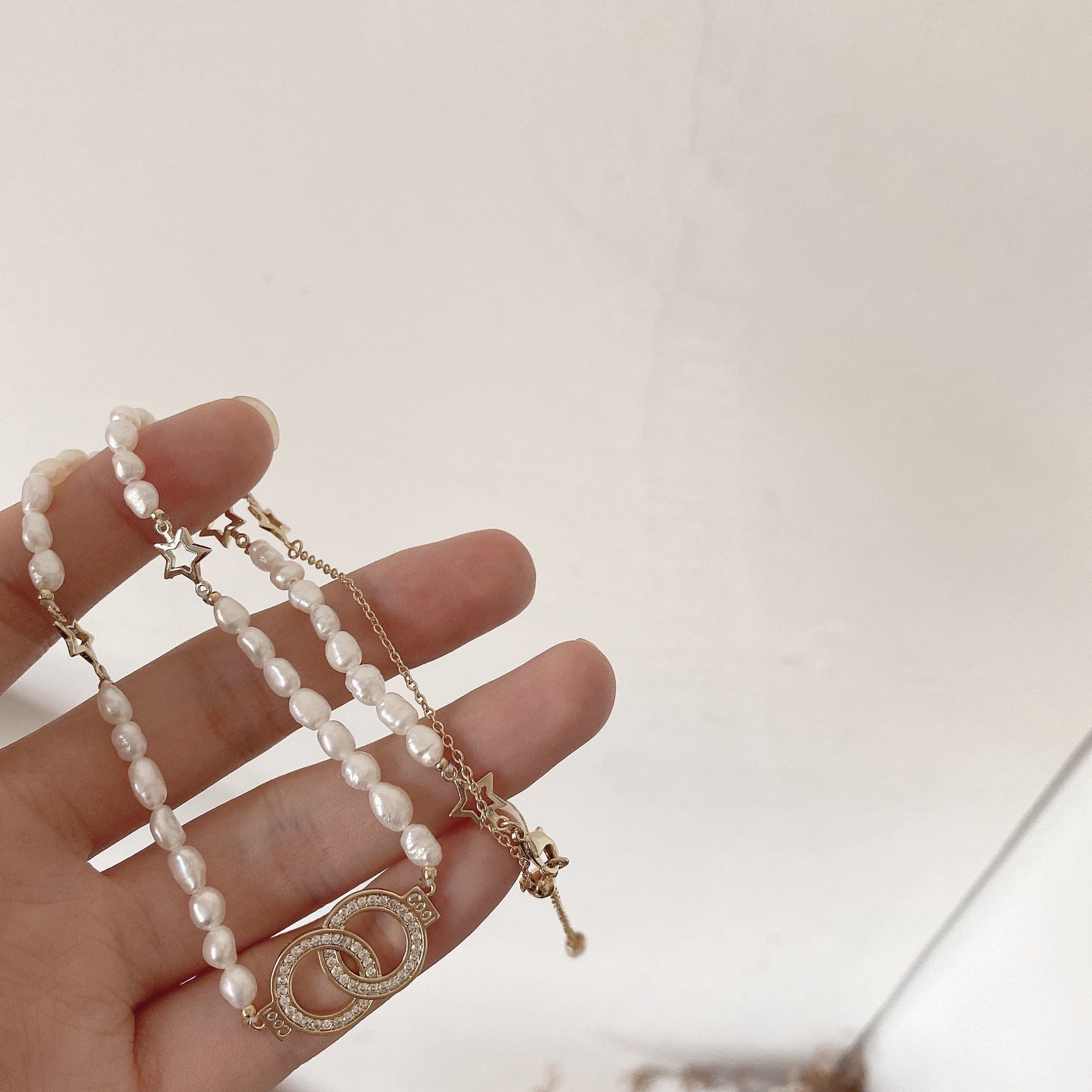 Interlocked Circles Pearl Beaded Necklace - Image 4