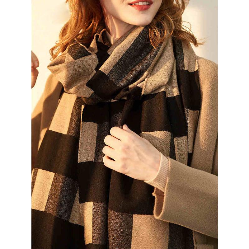 Luxurious Wool Plaid Winter Scarf - Image 3