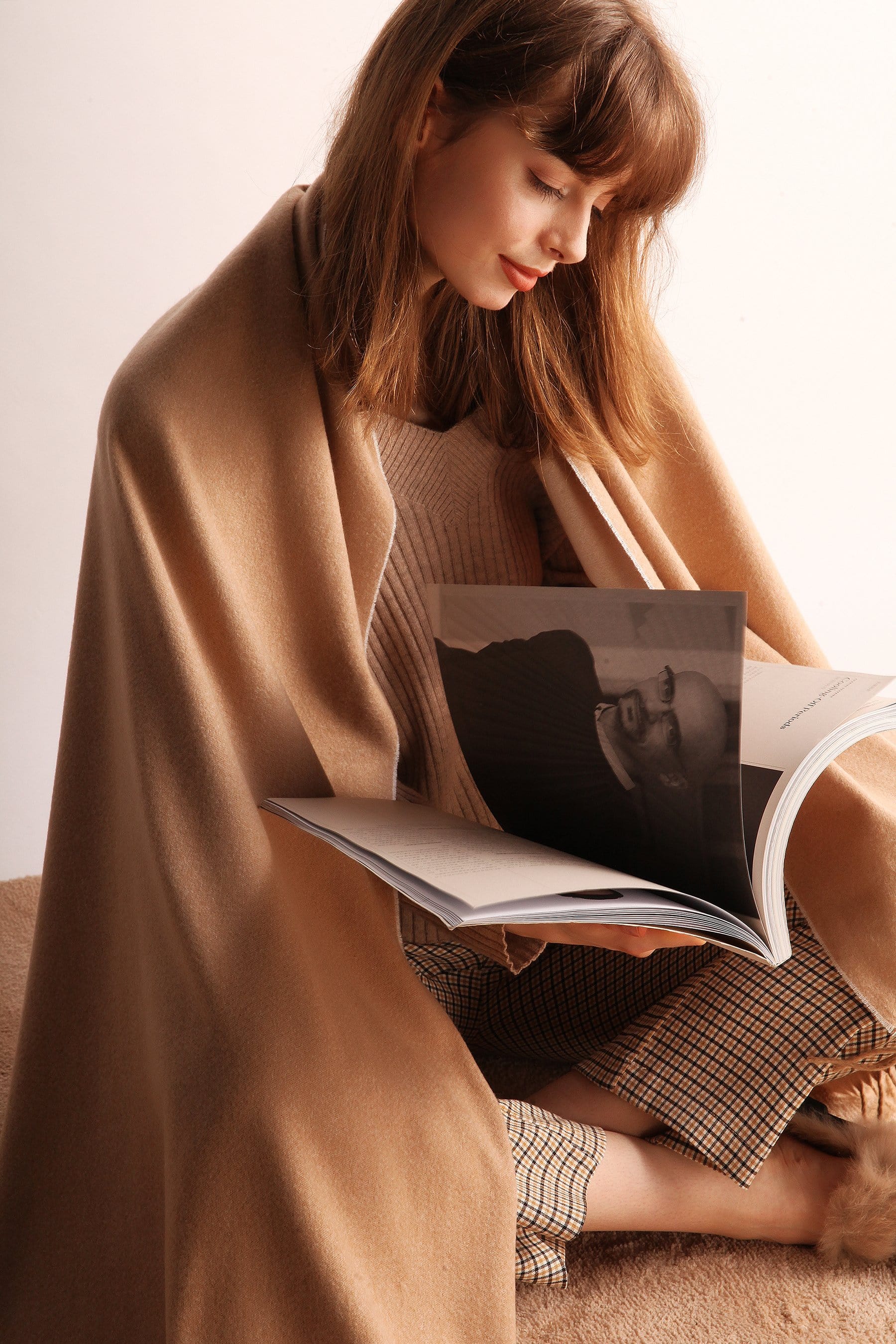 Minimalist Fringe Hem Scarf - Image 5