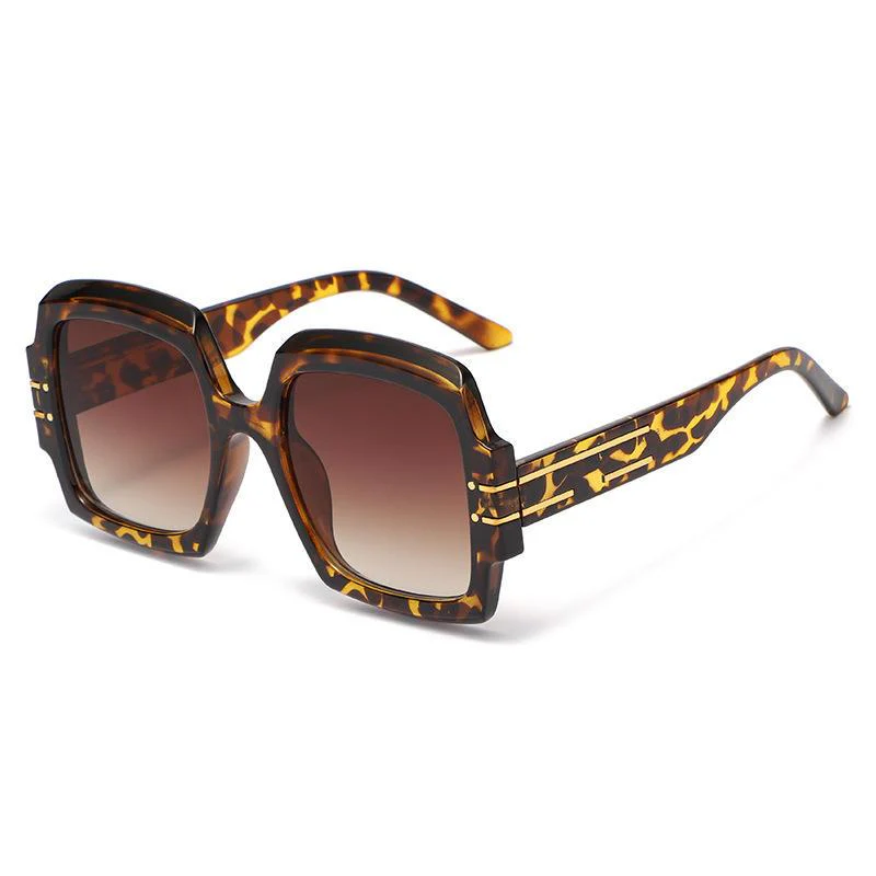 Oversized Oval Sunglasses with Gradient Lenses - Image 3