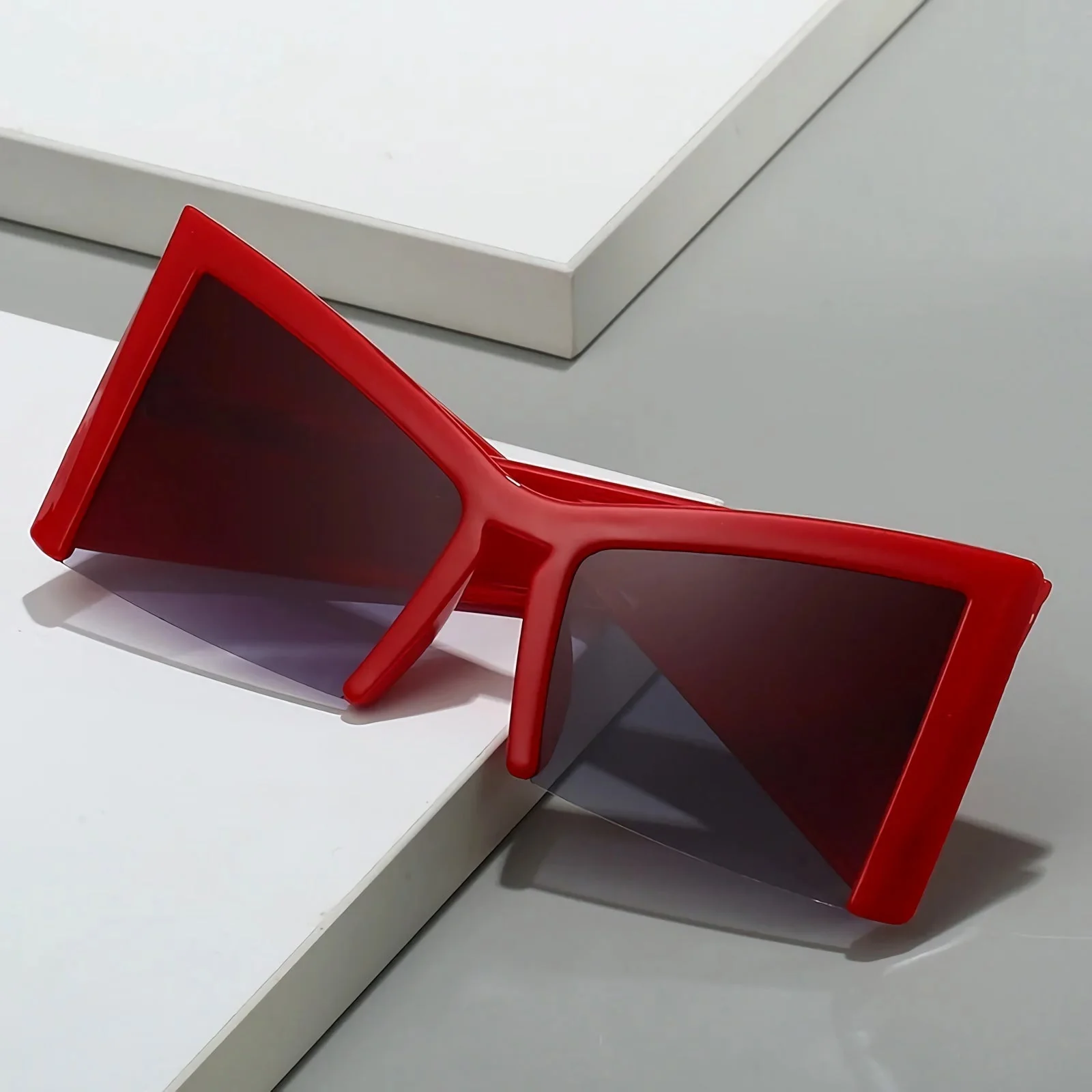 Retro Luxury Eyewear for Stylish Sun Protection - Image 8