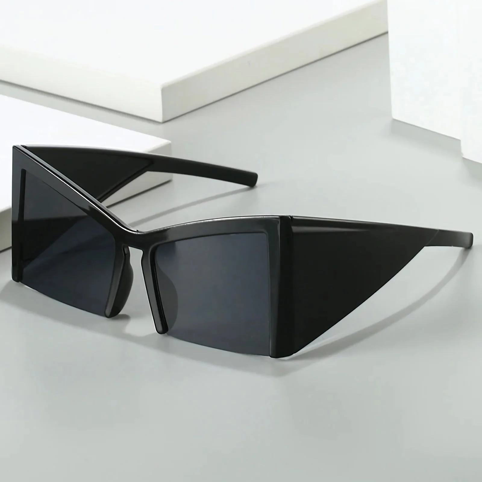 Retro Luxury Eyewear for Stylish Sun Protection - Image 9