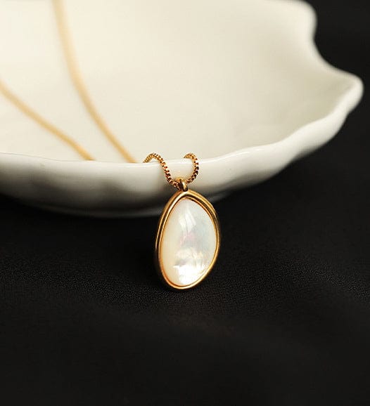 Retro White Iridescent Oval Stone Gold Necklace - Image 4