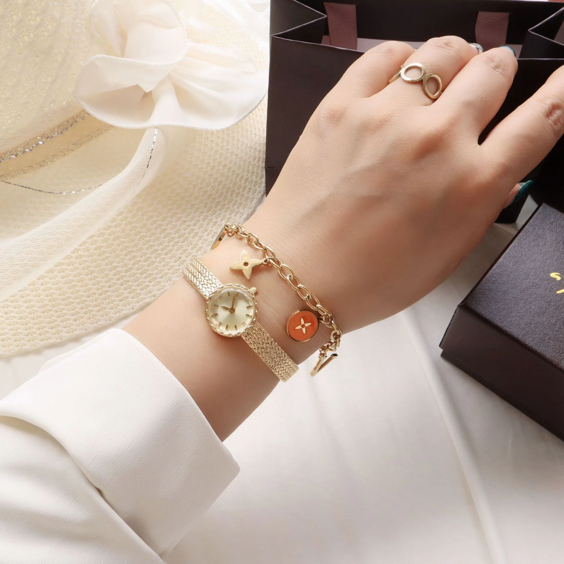 Simple Retro Special Interest Light Luxury Small Gold Watch - Image 3