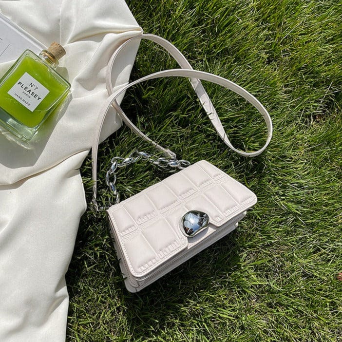 Simplistic Quilted Bag with Silver Clasp - Image 8