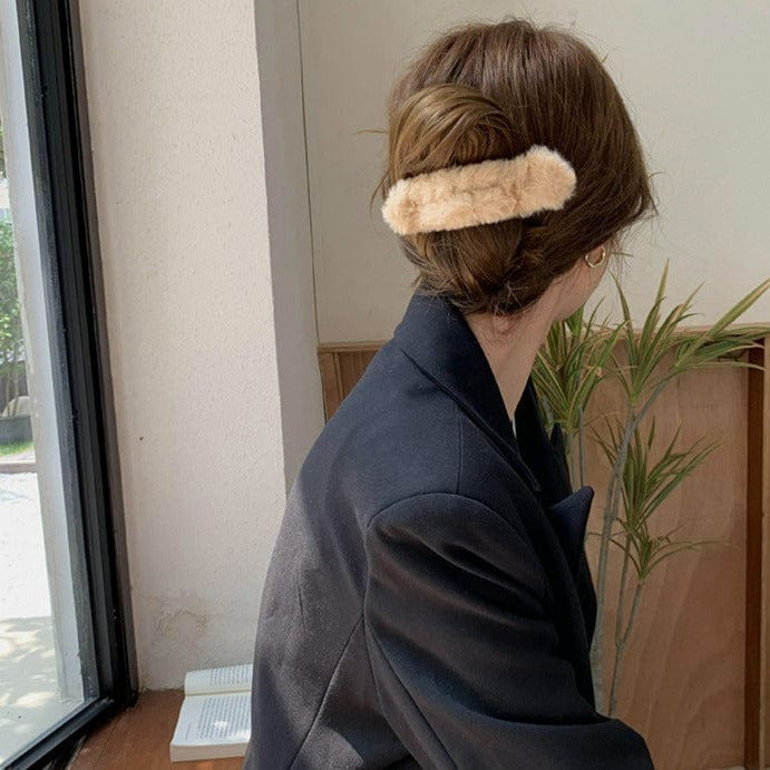 Soft and Fluffy Wavy Hair Clip - Image 2