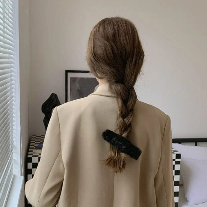 Soft and Fluffy Wavy Hair Clip - Image 4
