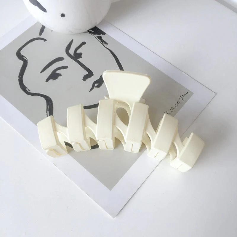 Wavy Matte Hair Claw - Image 3