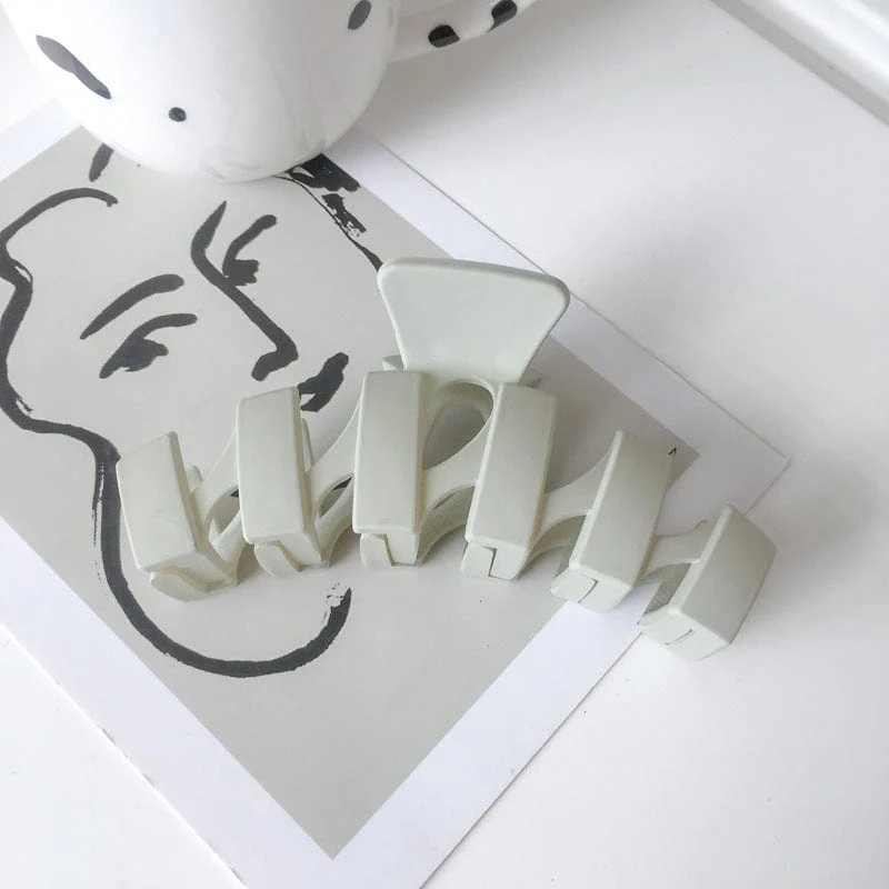 Wavy Matte Hair Claw - Image 4