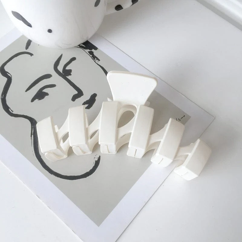 Wavy Matte Hair Claw - Image 5